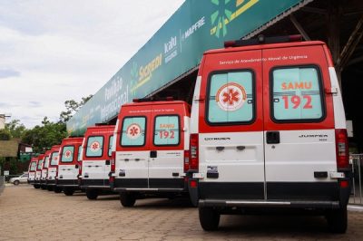 Das 61 ambulâncias para o Rio Grande do Sul, sete são de suporte avançado e 54 de suporte básico (Foto: Karine Viana/Palácio Piratini)