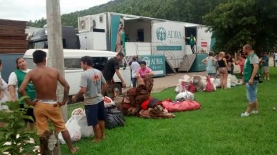 Após a montagem da unidade, moradores formaram fila para lavagem das roupas (Foto: Divulgação/Defesa Civil)