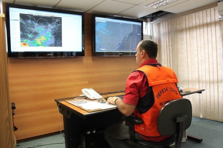 Defesa Civil alerta para risco de temporal em diversas regiões nesta sexta
