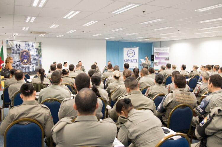 Seminário apresenta experiências no combate à violência contra a mulher