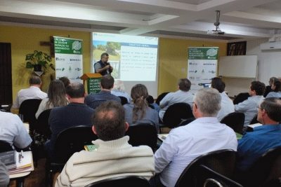 O evento debateu questões relacionadas ao leite e reuniu técnicos, produtores e lideranças (Foto: Divulgação/Emater RS-Ascar)