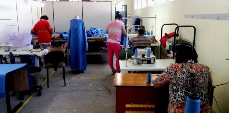 Apenadas confeccionam roupas e materiais para uso em hospitais
