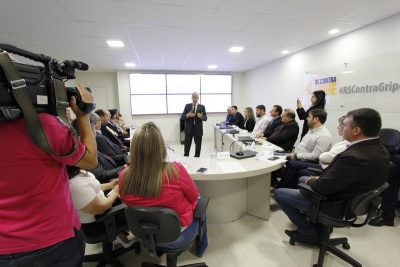 O secretário João Gabbardo dos Reis apresentou as diretrizes para prevenção do câncer de mama aos coordenadores regionais de Saúde (Foto: Mirian Barradas/SES)