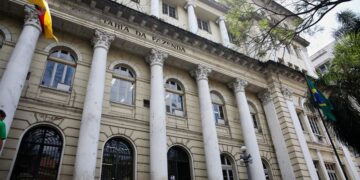 Estado quita salários de até R$ 6 mil para servidores nesta terça-feira