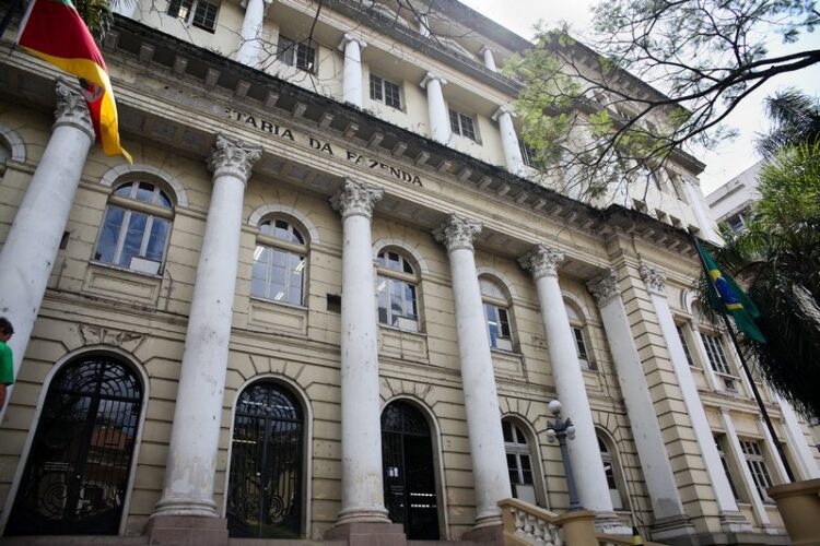 Estado quita salários de até R$ 6 mil para servidores nesta terça-feira