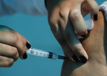 Covid-19: mundo deve chegar hoje a 150 milhões de doses aplicadas