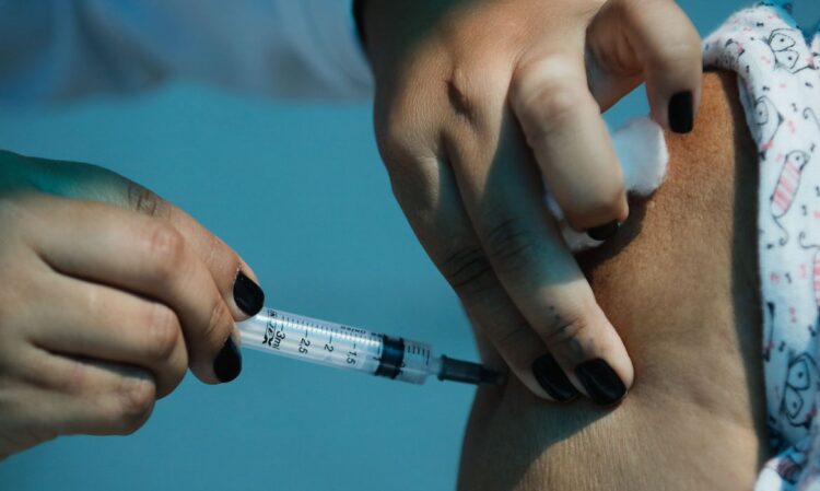 Covid-19: mundo deve chegar hoje a 150 milhões de doses aplicadas