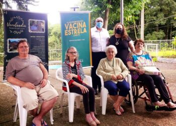 Idosos e funcionários da Vovolândia recebem a vacina