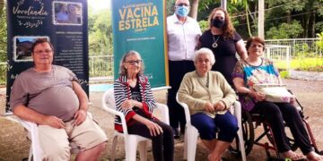 Idosos e funcionários da Vovolândia recebem a vacina