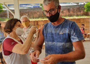 Vacinação adulto segue; infantil é adiada