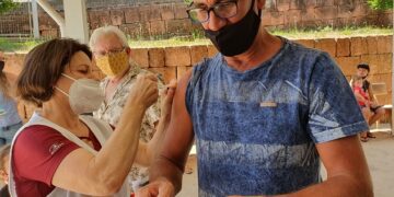 Vacinação adulto segue; infantil é adiada
