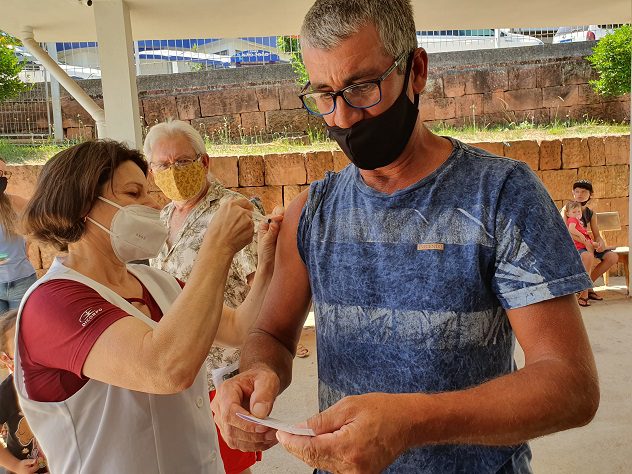 Vacinação adulto segue; infantil é adiada
