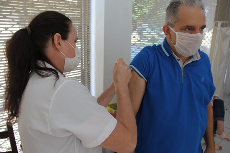 Idosos e professores são foco da segunda etapa da vacinação contra a gripe, que inicia nesta terça-feira
