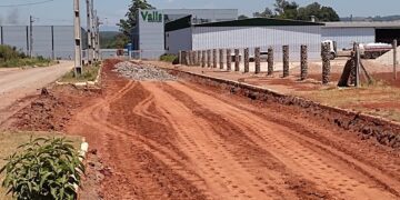 Vias do Distrito Industrial começam a receber material que garantirá base do calçamento