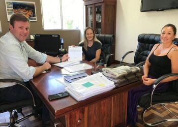 Famílias recebem certidão de posse de casas do Programa Habitacional Municipal
