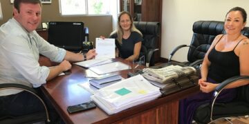 Famílias recebem certidão de posse de casas do Programa Habitacional Municipal
