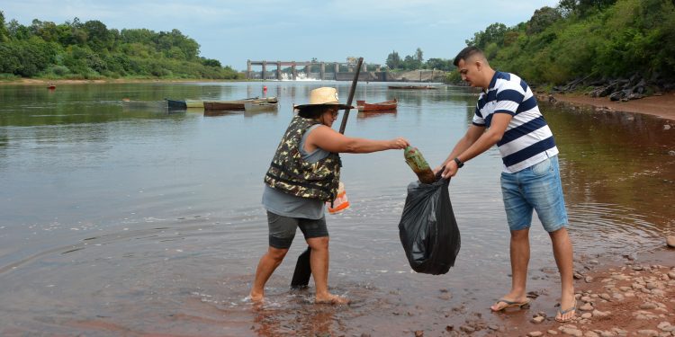 188 kg de resíduos são recolhidos das margens do rio Taquari em Bom Retiro do Sul
