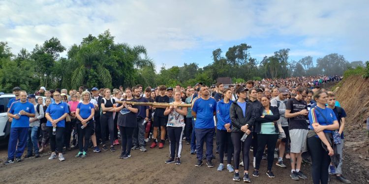 Fé e devoção levam duas mil pessoas ao Cristo Protetor nesta Sexta-Feira Santa, em Encantado