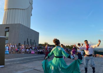 A primeira apresentação do Projeto “Dançando Nossas Origens III” aos pés do Cristo Protetor