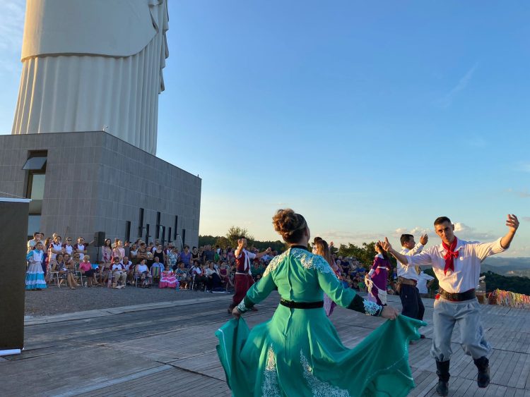 A primeira apresentação do Projeto “Dançando Nossas Origens III” aos pés do Cristo Protetor
