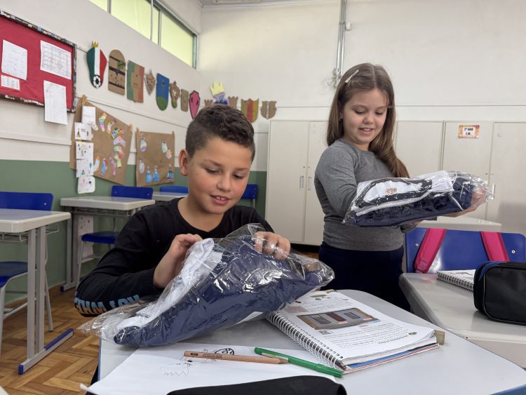 Uniformes escolares são entregues gratuitamente aos alunos da rede municipal de Santa Tereza