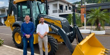 Muçum amplia frota de maquinários com nova retroescavadeira