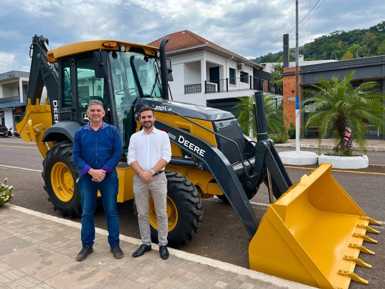 Muçum amplia frota de maquinários com nova retroescavadeira