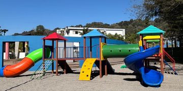 Nova atração para a criançada! Playground é instalado na praça de Coqueiro Baixo