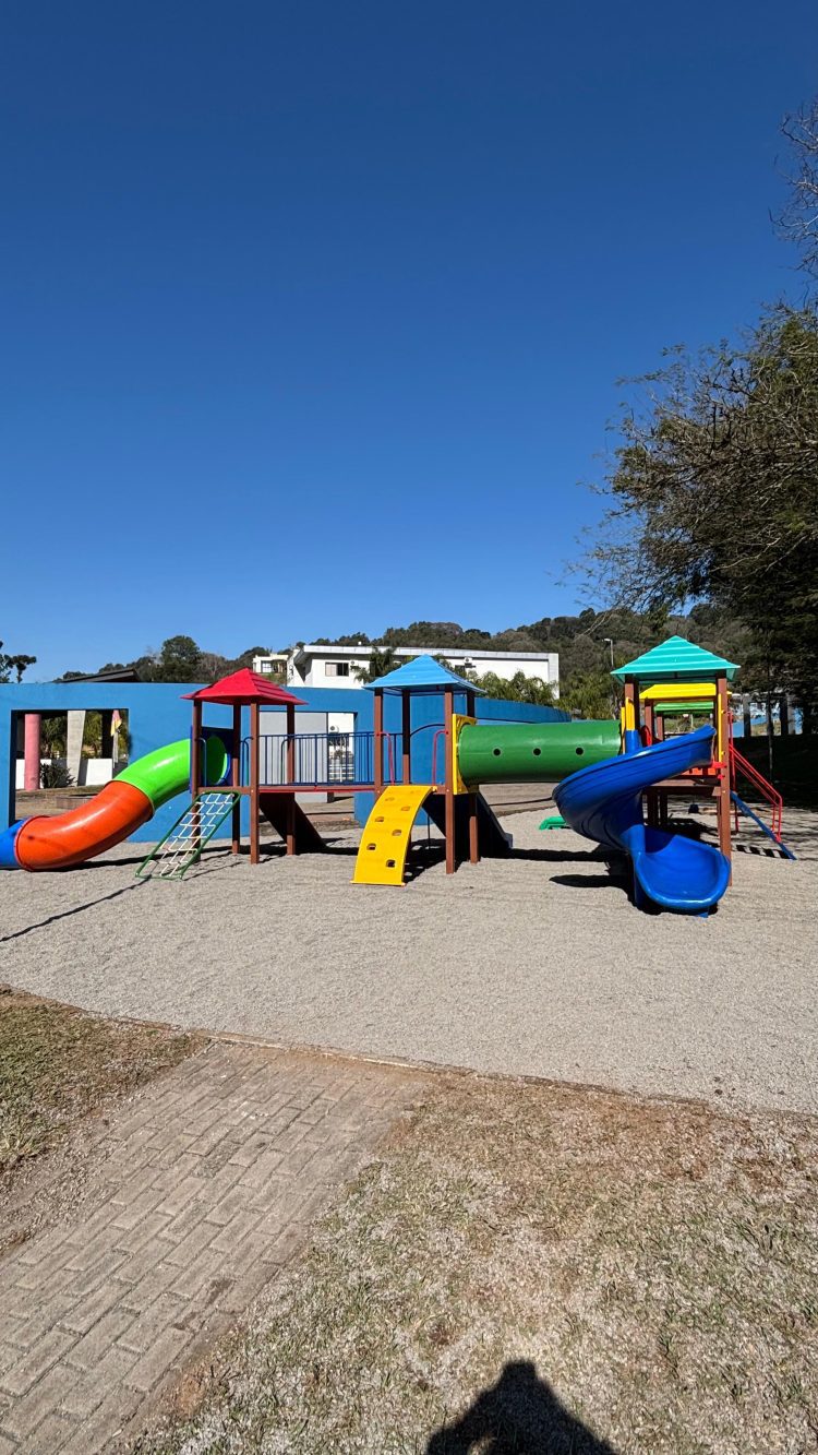 Nova atração para a criançada! Playground é instalado na praça de Coqueiro Baixo