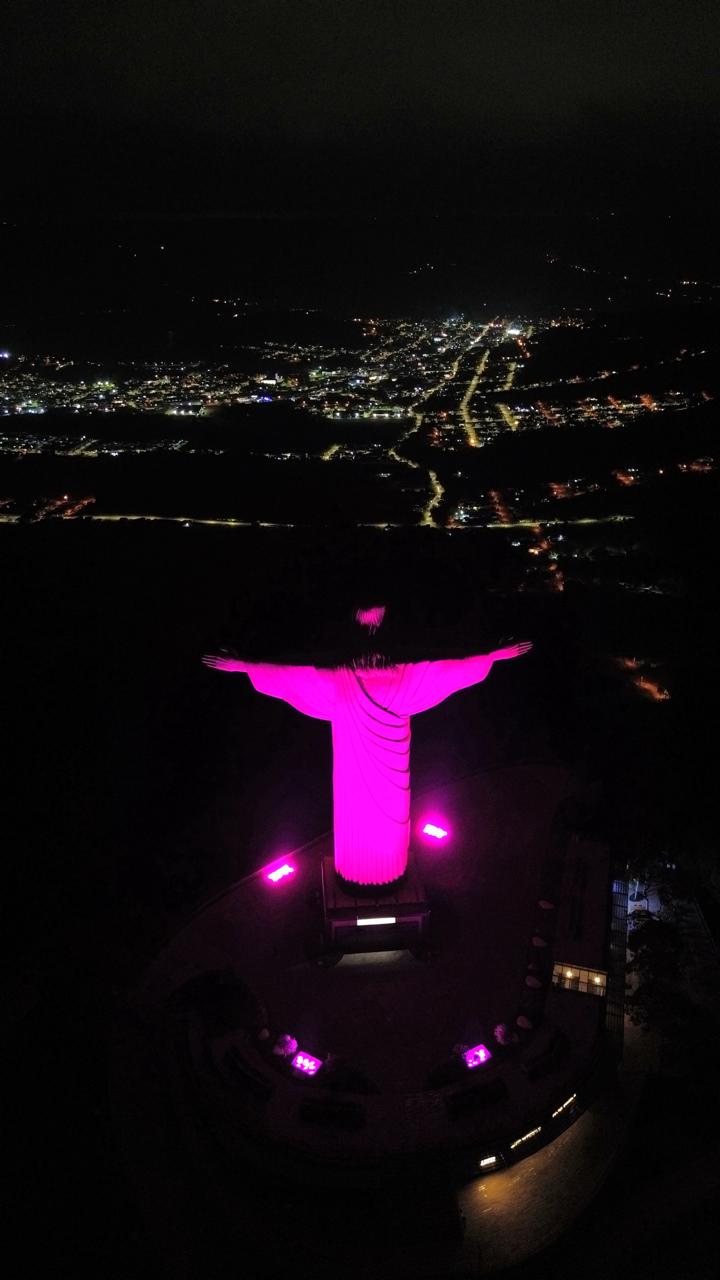 Cristo Protetor de Encantado ganha iluminação especial na abertura da campanha do Outubro Rosa
