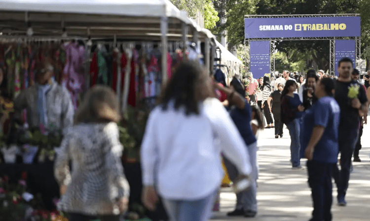 Desemprego no trimestre cai para menor taxa da série histórica