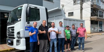 Roca Sales recebe caminhão caçamba para reforçar o setor primário