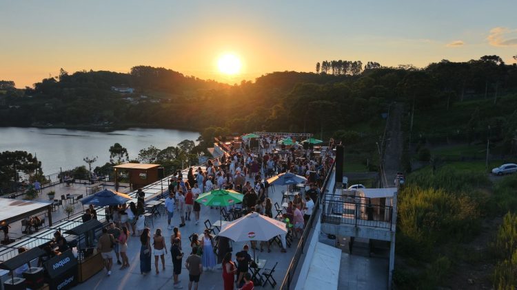 Summer Eletrohits reúne 740 pessoas em edição inédita sunset no Rooftop do Boulevard Encantado
