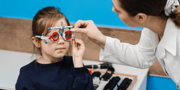 Excesso de telas e pouca luz natural afetam saúde ocular das crianças