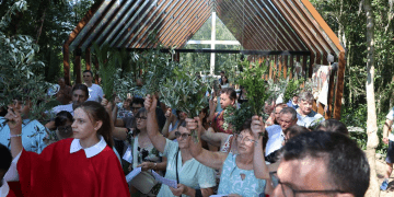 Cristo Protetor reúne centenas de fiéis em celebração de Domingo de Ramos