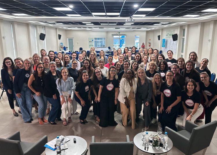Café do Fórum da Mulher Empresária da Acil aborda desafios da convivência entre gerações no trabalho