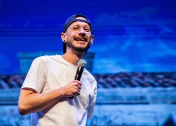 Marcito Castro estreia em Encantado com stand-up que mistura humor e memória afetiva