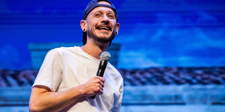 Marcito Castro estreia em Encantado com stand-up que mistura humor e memória afetiva