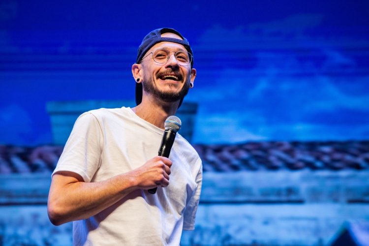 Marcito Castro estreia em Encantado com stand-up que mistura humor e memória afetiva