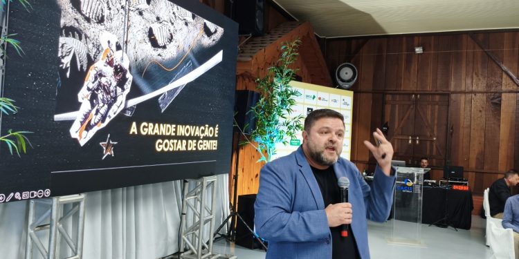 Reunião-Almoço da Cacis destaca poder transformador da mente em um mundo mais dinâmico e incerto