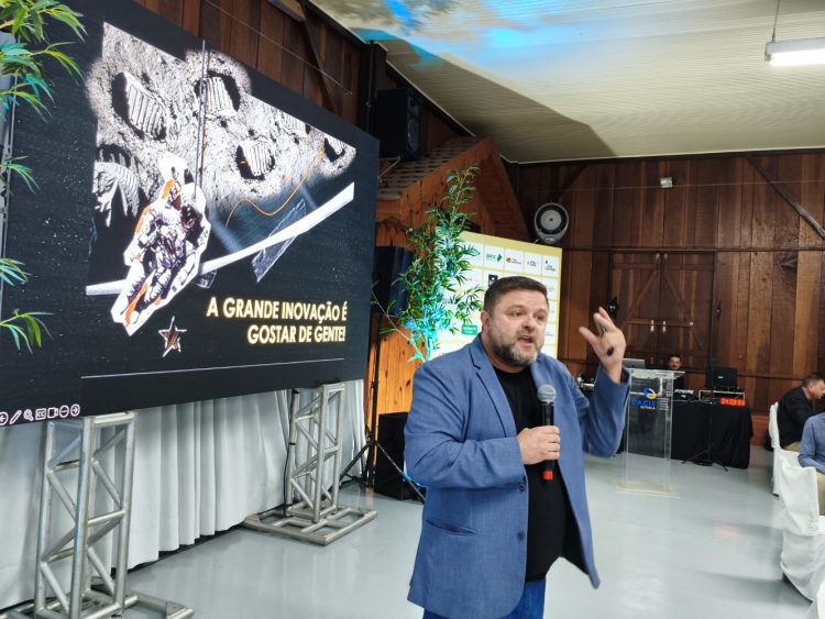 Reunião-Almoço da Cacis destaca poder transformador da mente em um mundo mais dinâmico e incerto