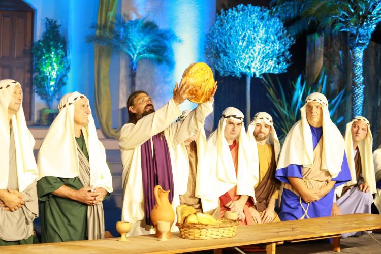 Cerca de quatro mil pessoas prestigiaram Encenação da Paixão de Cristo no Santo Agostinho.