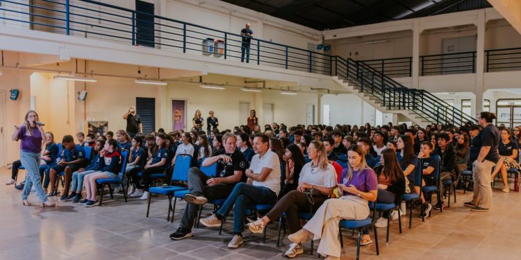 Projeto Encanta Lab é lançado para estimular inovação e protagonismo entre estudantes.