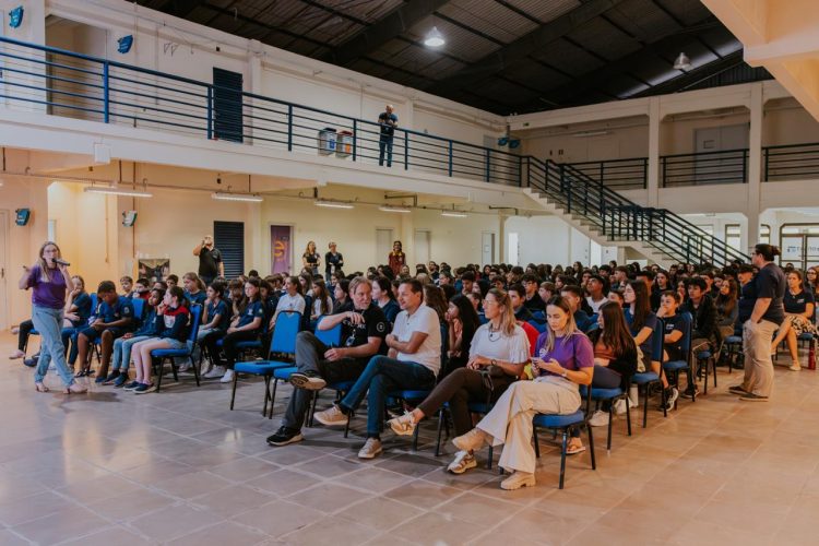 Projeto Encanta Lab é lançado para estimular inovação e protagonismo entre estudantes.