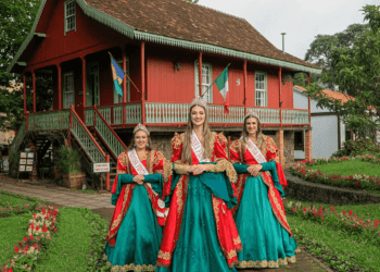 Novos trajes das soberanas da 35ª Festa da Colônia de Gramado celebram origens culturais