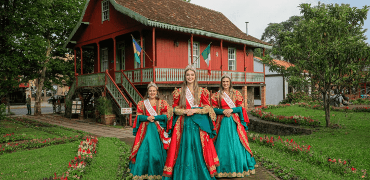 Novos trajes das soberanas da 35ª Festa da Colônia de Gramado celebram origens culturais
