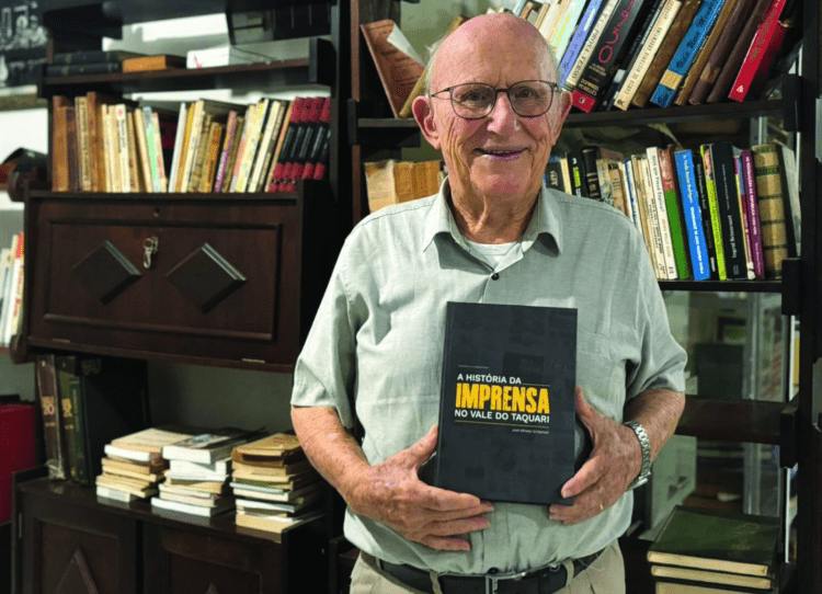 Em novo livro, Schierholt valoriza história da imprensa no Vale