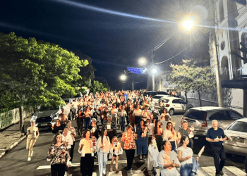 Caminhada Luminosa reúne 500 pessoas e reforça união em Cruzeiro do Sul