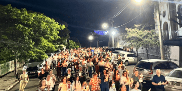 Caminhada Luminosa reúne 500 pessoas e reforça união em Cruzeiro do Sul
