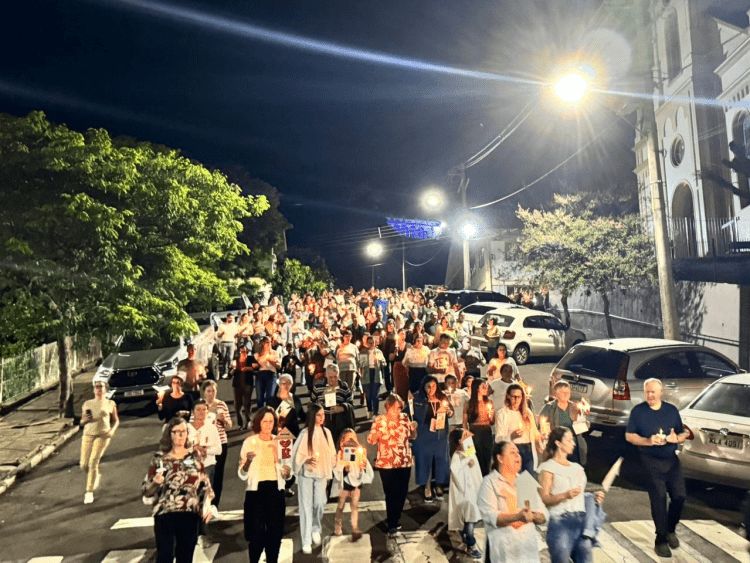 Caminhada Luminosa reúne 500 pessoas e reforça união em Cruzeiro do Sul
